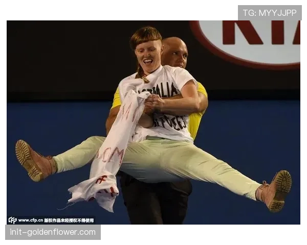 佛罗伦萨球迷悬挂横幅抗议,赛后聚集通道出口组织示威 佛罗伦萨球迷悬挂横幅抗议,赛后聚集通道出口组织示威