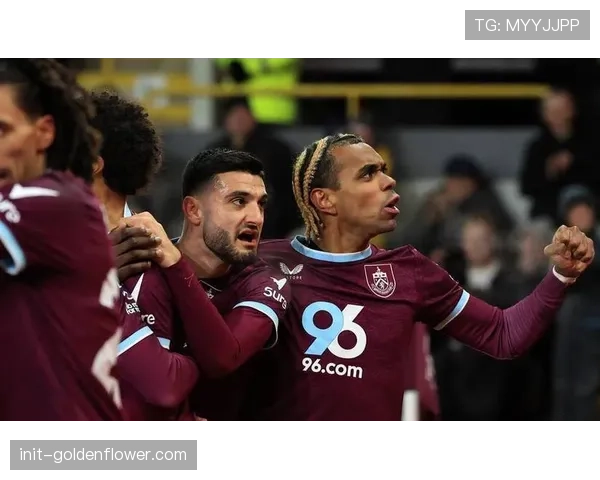 曼联2-2伯恩利遭英超三连平，谢什科双响难救主