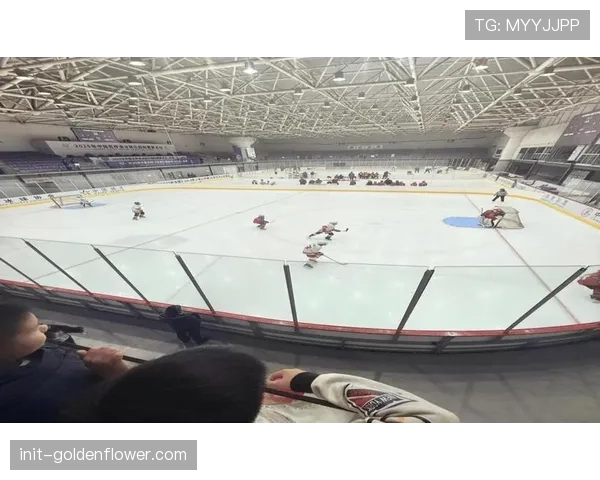 乌鲁木齐冰雪大会冰球射门赛,青少年组竞争激烈 乌鲁木齐冰雪大会冰球射门赛,青少年组竞争激烈